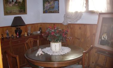 EXCELENTE CASA QUINTA DE TRES AMBIENTES CON GALERIA A REFACCIONAR  PISCINA  GALPON DE HERRAMIENTAS Y AMOPLIO PATIO SOBRE CALLE CON ASFALTO A 500 METRO