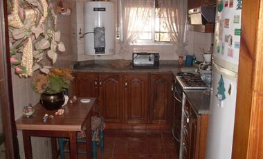 EXCELENTE CASA QUINTA DE TRES AMBIENTES CON GALERIA A REFACCIONAR  PISCINA  GALPON DE HERRAMIENTAS Y AMOPLIO PATIO SOBRE CALLE CON ASFALTO A 500 METRO