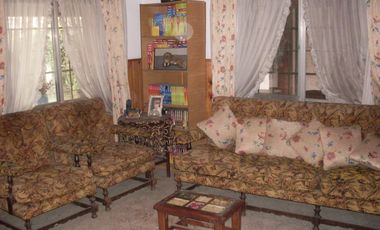 EXCELENTE CASA QUINTA DE TRES AMBIENTES CON GALERIA A REFACCIONAR  PISCINA  GALPON DE HERRAMIENTAS Y AMOPLIO PATIO SOBRE CALLE CON ASFALTO A 500 METRO