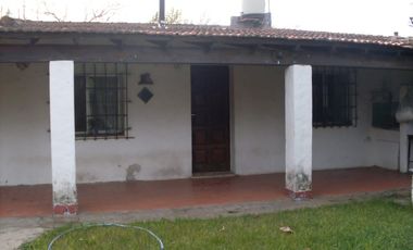 EXCELENTE CASA QUINTA DE TRES AMBIENTES CON GALERIA A REFACCIONAR  PISCINA  GALPON DE HERRAMIENTAS Y AMOPLIO PATIO SOBRE CALLE CON ASFALTO A 500 METRO