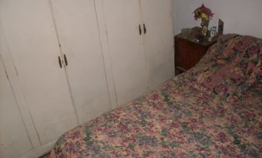 EXCELENTE CASA QUINTA DE TRES AMBIENTES CON GALERIA A REFACCIONAR  PISCINA  GALPON DE HERRAMIENTAS Y AMOPLIO PATIO SOBRE CALLE CON ASFALTO A 500 METRO