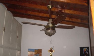 EXCELENTE CASA QUINTA DE TRES AMBIENTES CON GALERIA A REFACCIONAR  PISCINA  GALPON DE HERRAMIENTAS Y AMOPLIO PATIO SOBRE CALLE CON ASFALTO A 500 METRO