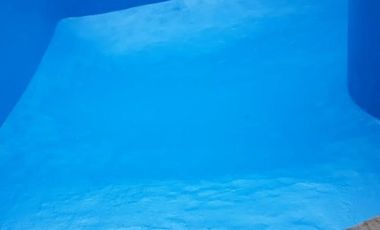 EXCELENTE CASA QUINTA DE TRES AMBIENTES CON GALERIA A REFACCIONAR  PISCINA  GALPON DE HERRAMIENTAS Y AMOPLIO PATIO SOBRE CALLE CON ASFALTO A 500 METRO