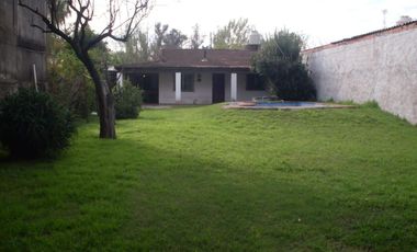EXCELENTE CASA QUINTA DE TRES AMBIENTES CON GALERIA A REFACCIONAR  PISCINA  GALPON DE HERRAMIENTAS Y AMOPLIO PATIO SOBRE CALLE CON ASFALTO A 500 METRO