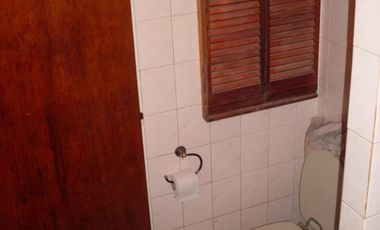 EXCELENTE CASA QUINTA DE TRES AMBIENTES CON GALERIA A REFACCIONAR  PISCINA  GALPON DE HERRAMIENTAS Y AMOPLIO PATIO SOBRE CALLE CON ASFALTO A 500 METRO