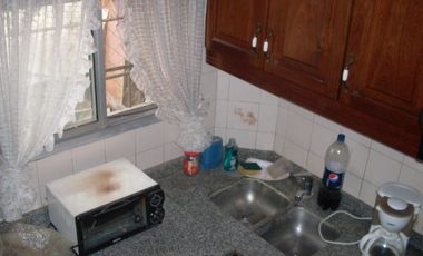 EXCELENTE CASA QUINTA DE TRES AMBIENTES CON GALERIA A REFACCIONAR  PISCINA  GALPON DE HERRAMIENTAS Y AMOPLIO PATIO SOBRE CALLE CON ASFALTO A 500 METRO