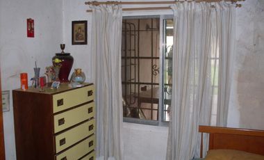 EXCELENTE CASA QUINTA DE TRES AMBIENTES CON GALERIA A REFACCIONAR  PISCINA  GALPON DE HERRAMIENTAS Y AMOPLIO PATIO SOBRE CALLE CON ASFALTO A 500 METRO