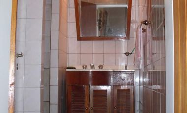 EXCELENTE CASA QUINTA DE TRES AMBIENTES CON GALERIA A REFACCIONAR  PISCINA  GALPON DE HERRAMIENTAS Y AMOPLIO PATIO SOBRE CALLE CON ASFALTO A 500 METRO