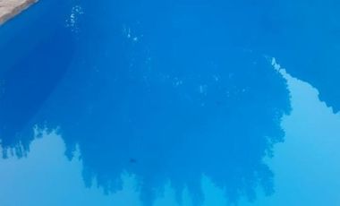 EXCELENTE CASA QUINTA DE TRES AMBIENTES CON GALERIA A REFACCIONAR  PISCINA  GALPON DE HERRAMIENTAS Y AMOPLIO PATIO SOBRE CALLE CON ASFALTO A 500 METRO