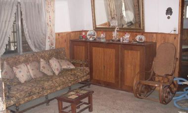 EXCELENTE CASA QUINTA DE TRES AMBIENTES CON GALERIA A REFACCIONAR  PISCINA  GALPON DE HERRAMIENTAS Y AMOPLIO PATIO SOBRE CALLE CON ASFALTO A 500 METRO