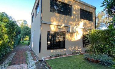 LATORRE PROP. VENDE CASA ESTILO MODERDO DE 3 AMB CON HERMOSO PARQUE