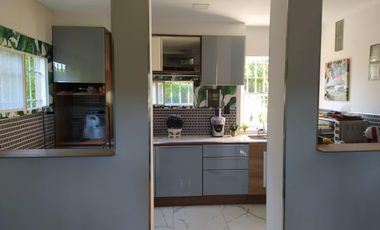 LATORRE PROP. VENDE CASA ESTILO MODERDO DE 3 AMB CON HERMOSO PARQUE