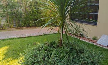 LATORRE PROP. VENDE CASA ESTILO MODERDO DE 3 AMB CON HERMOSO PARQUE