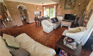 Casa en Venta - Zona Lasalle  - A metros del mar - Permuta en CABA