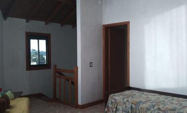 VENTA CASA 4 AMBIENTES EN SIERRA DE LOS PADRES EXCELENTE ZONA SOBRE ASFALTO
