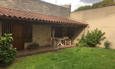 Casa de 4 ambientes con cochera en venta en Villa Ballester