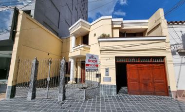 Casa en venta de 10 ambinetes c/ cochera en Centro de Jujuy