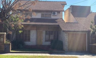 CASA EN VENTA  4 AMBIENTES - QUILMES OESTE