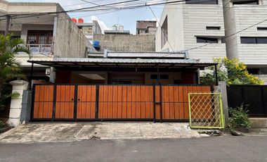 Rumah di Tebet Timur Dalam Jakarta Akses 2 Mobil Lega