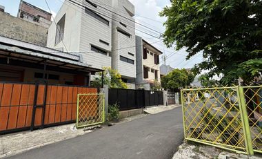Rumah di Tebet Timur Dalam Jakarta Akses 2 Mobil Lega