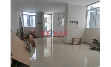 🏡 ¡Tu nuevo hogar con ubicación estratégica te espera en Trujillo! 🌟

🔑 Alquila un departamento moderno en el tercer piso 

✨ Detalles del departa