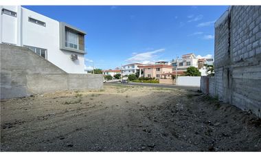 terreno de venta en urbanización al sur de Manta
