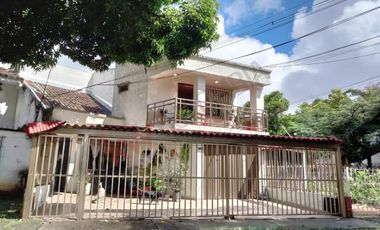 Venta Casa dos pisos con balcon y tres parqueaderos y antejardin Barrio Nueva tequendama Cali, Valle