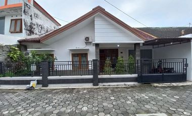Rumah full furnished dalam perumahan di lokasi strategis dengan security 24 jam one gate di Soragan