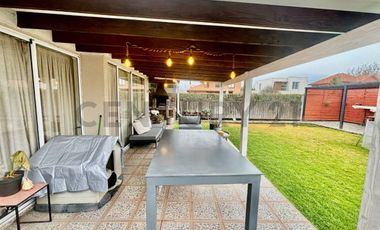 SE VENDE ESPECTACULAR CASA EN SANTA ELENA DE CHICUREO