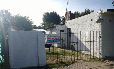 Casa y 3 deptos. a metros de  Colectora Acceso Oeste - Moreno