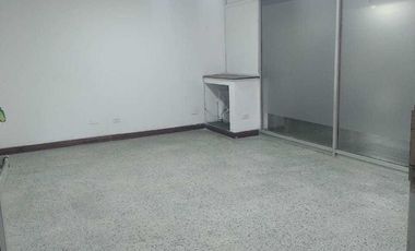 Excelente oportunidad local bien ubicado en el norte de la ciudad . En el centro comercial ! Centro Versalles ! area 25m2. Cod A10654