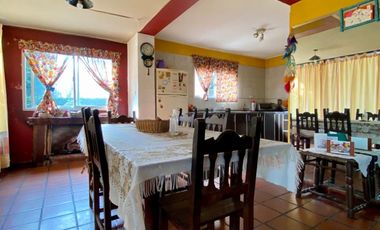 Propiedad de 3 o más AMBIENTES ubicada a 200 metros de la Avenida Hipólito Yrigoyen .