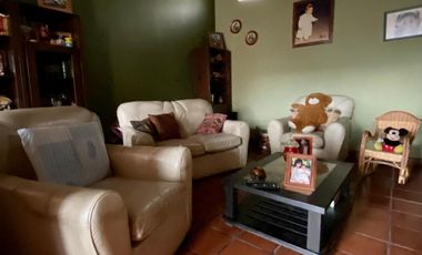 Propiedad de 3 o más AMBIENTES ubicada a 200 metros de la Avenida Hipólito Yrigoyen .