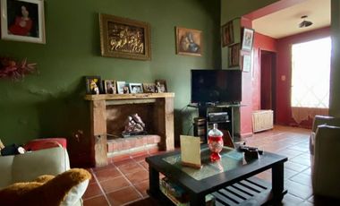 Propiedad de 3 o más AMBIENTES ubicada a 200 metros de la Avenida Hipólito Yrigoyen .