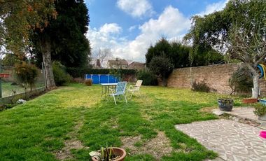 Propiedad de 3 o más AMBIENTES ubicada a 200 metros de la Avenida Hipólito Yrigoyen .