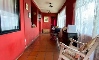 Propiedad de 3 o más AMBIENTES ubicada a 200 metros de la Avenida Hipólito Yrigoyen .