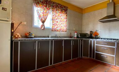 Propiedad de 3 o más AMBIENTES ubicada a 200 metros de la Avenida Hipólito Yrigoyen .