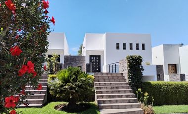 Casa en Venta Portal del Sol - Santa Bárbara Cumbayá: Lujo y Confort
