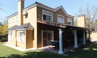 Casa en venta - 4 Dormitorios 5 Baños - Cochera - 900Mts2 - Parque Belén Escobar, Escobar