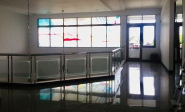 Rumah sewa taman luas depan belakang dekat setrasari mall