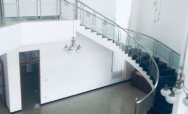 Rumah sewa taman luas depan belakang dekat setrasari mall