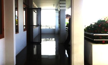 Rumah sewa taman luas depan belakang dekat setrasari mall