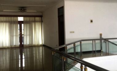 Rumah sewa taman luas depan belakang dekat setrasari mall