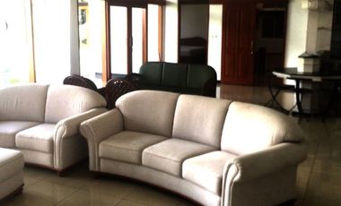 Rumah sewa taman luas depan belakang dekat setrasari mall