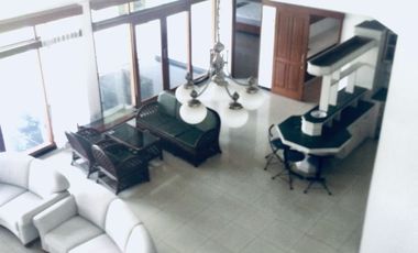 Rumah sewa taman luas depan belakang dekat setrasari mall