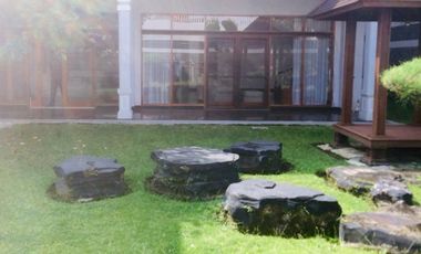 Rumah sewa taman luas depan belakang dekat setrasari mall