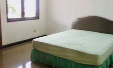 Rumah sewa taman luas depan belakang dekat setrasari mall
