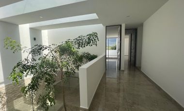 Casa en venta en Mérida con 5 recámaras en Privada al norte de la ciudad