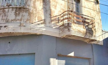 DEPTO DE 4 AMBIENTES EN PLANTA ALTA CON LOCAL EN PLANTA BAJA AMPLIO BUENA UBICACION IDEAL INVERSOR