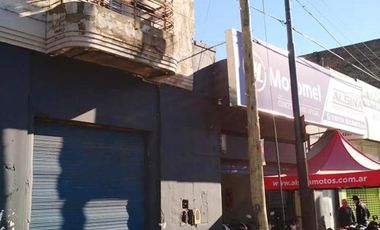 DEPTO DE 4 AMBIENTES EN PLANTA ALTA CON LOCAL EN PLANTA BAJA AMPLIO BUENA UBICACION IDEAL INVERSOR